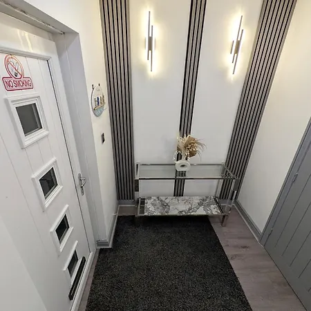 Modern Family Friendly 4bd House Apartment *