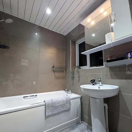 Modern Family Friendly 4bd House * Bradford (West Yorkshire)
