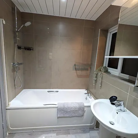 Modern Family Friendly 4bd House Apartment *