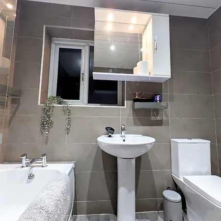 Modern Family Friendly 4bd House *