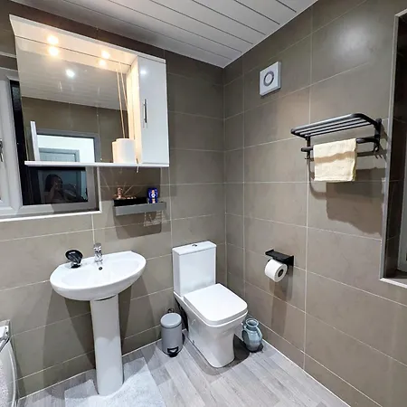 Modern Family Friendly 4bd House * Bradford (West Yorkshire)