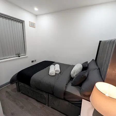 Modern Family Friendly 4bd House Apartment *