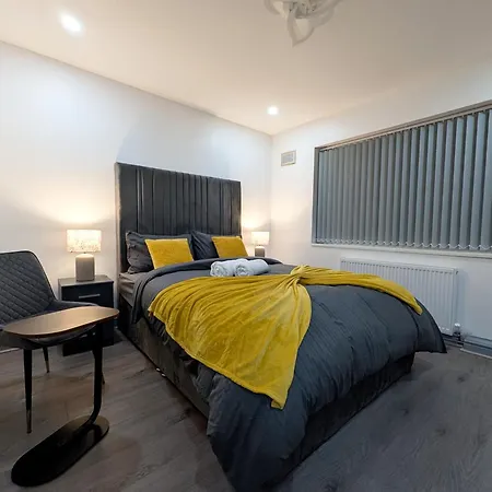 Modern Family Friendly 4bd House * Bradford (West Yorkshire)