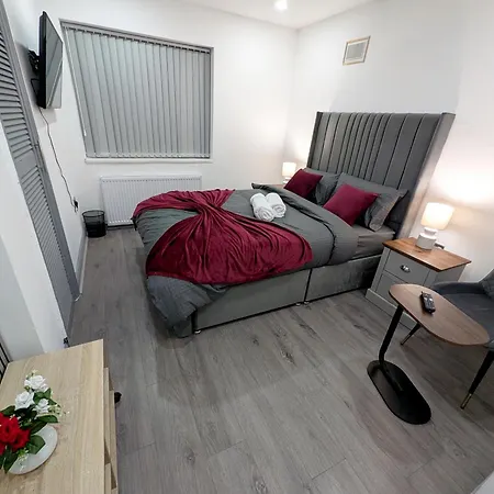Modern Family Friendly 4bd House Apartment *