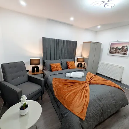 Modern Family Friendly 4bd House * Bradford (West Yorkshire)