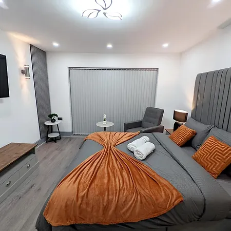 Modern Family Friendly 4bd House Apartment