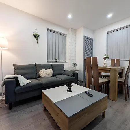 Modern Family Friendly 4bd House Apartment *