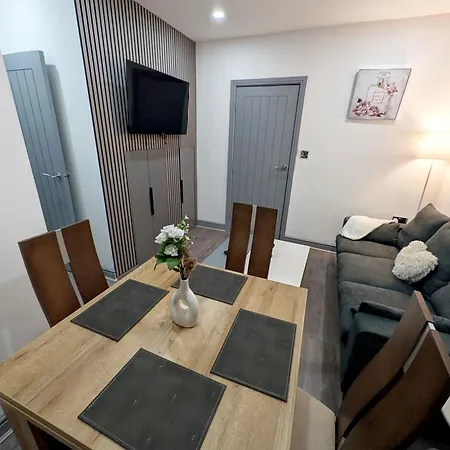 Modern Family Friendly 4bd House Apartment