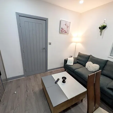 Modern Family Friendly 4bd House Apartment *