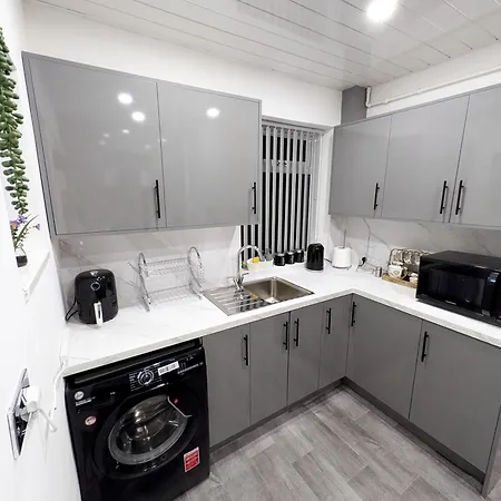 Modern Family Friendly 4bd House Bradford (West Yorkshire)